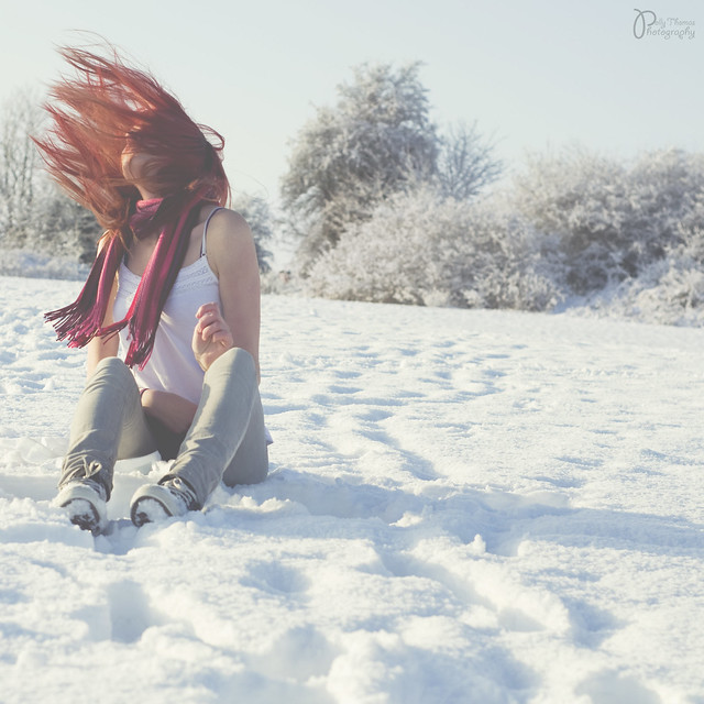 Девушка в колготках лежит на снегу фото