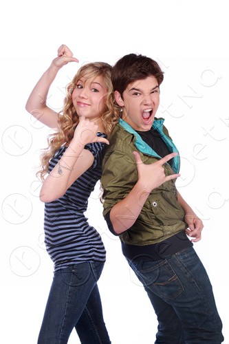 of Nathan Kress and Jennette McCurdy from the Nickelodeon show'iCarly'