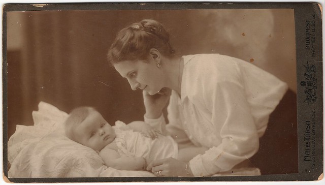 Anya gyermekével - mother with child - Mai és Társa fényképészek /photographers/ Budapest cca. 1910's