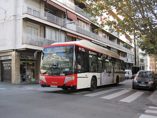 Autobus de TMB al carrer Santaló de Barcelona