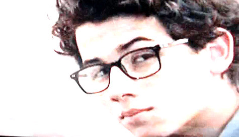 Joe Jonas girl says He looks good with glasses 