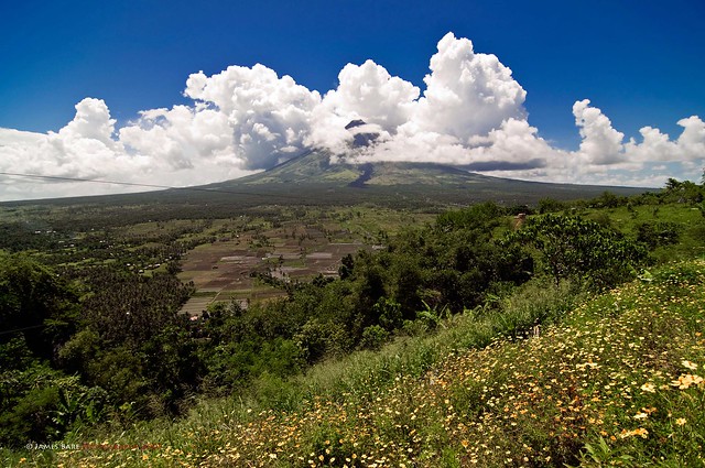 Mayon Volcano in Albay - Flickr CC rjbare
