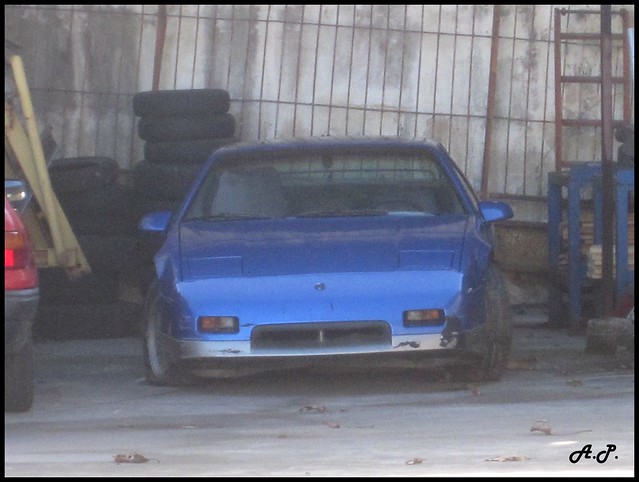 Pontiac Fiero It's parked in a repairing shop in my hometown 