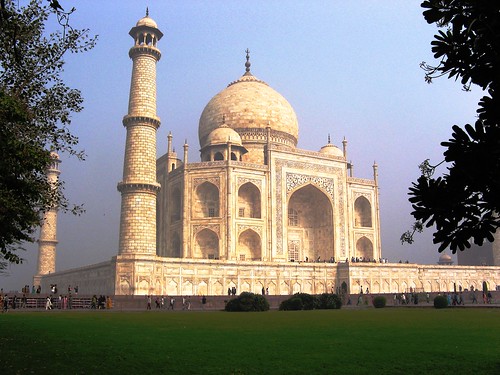Taj Mahal from the lawn by Rameshng