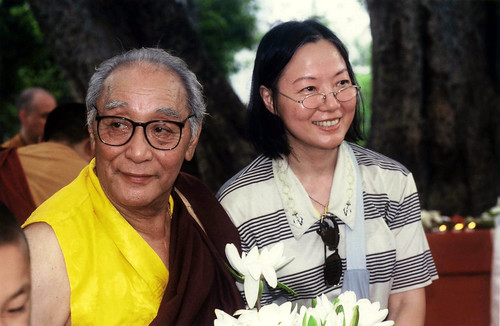His Holiness Jigdal Dagchen Sakya with Shun Yue, a Hong Kong Buddhist who attended Lamdre-溫暖的心的人 深刻地 謙遜的 與 有智慧的 by Wonderlane