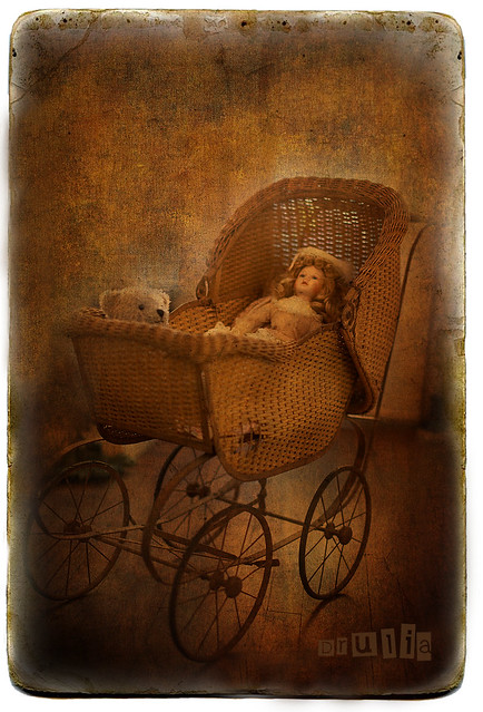 ANTIQUE DOLL CARRIAGE | OLD COLLECTABLES