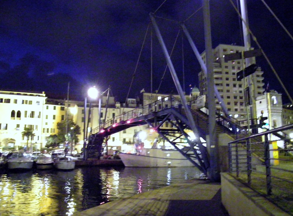 Savona, ponte levatoio al porto: per quattro passi in meno.   ❷