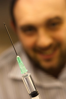 Man houdt een vaccinatienaald vast