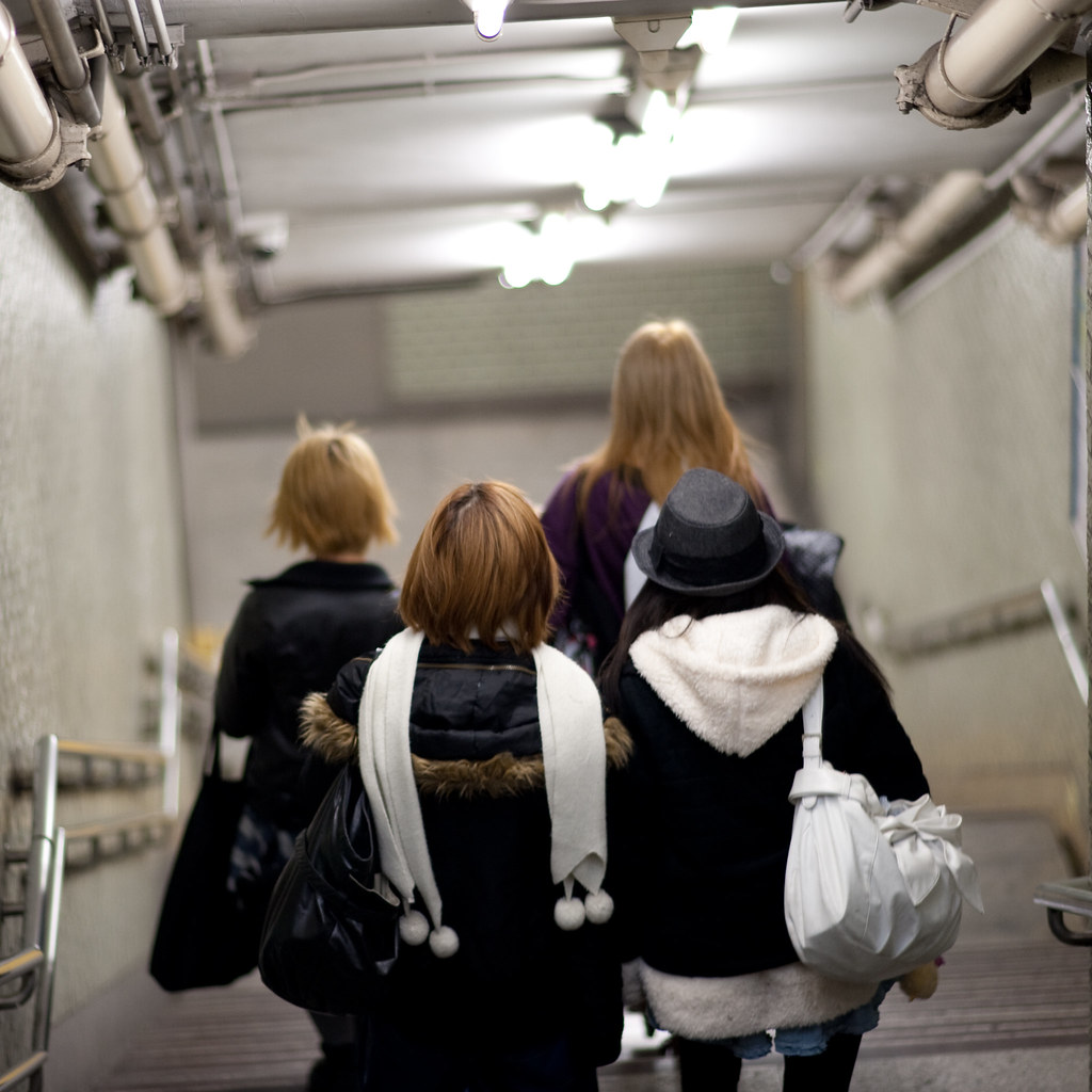 階段を降りる女子４人組 2010/04/03 DSC_5056