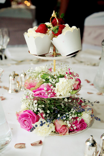 wedding cake stand table