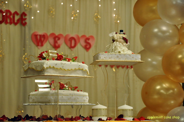 White Gold Wedding Cake 3tier wedding cakes Strawberry Coffee Fruit 