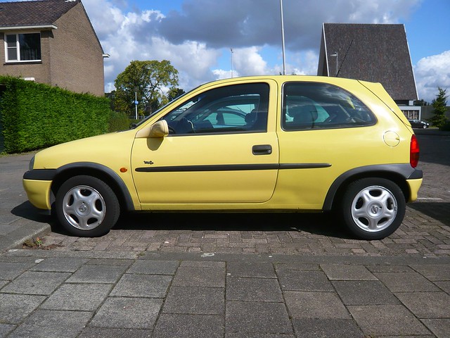 Yellow Opel CorsaB 16V 2XE 1999