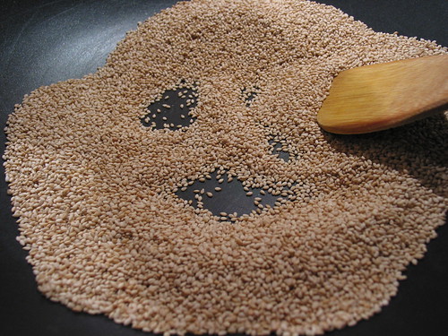 roasted unhulled sesame seeds