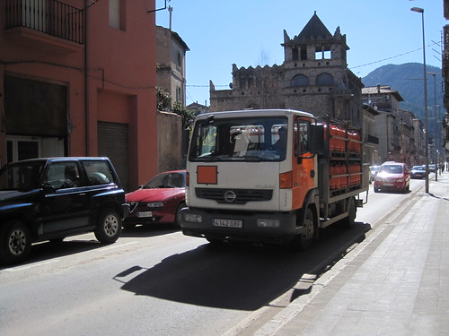 Camió Nissan Atleon repartint el butà al carrer Progrès de Ripoll (Ripollès)