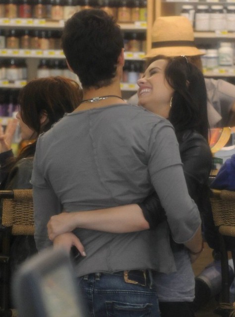 Joe Jonas Demi Lovato Jemi okay so the kiss looked awkward 