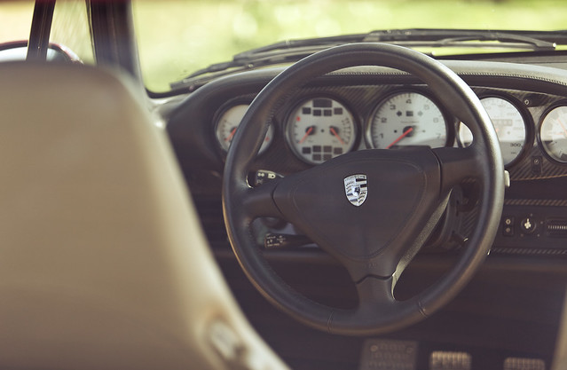 The steering wheel of the Porsche 993 Turbo S