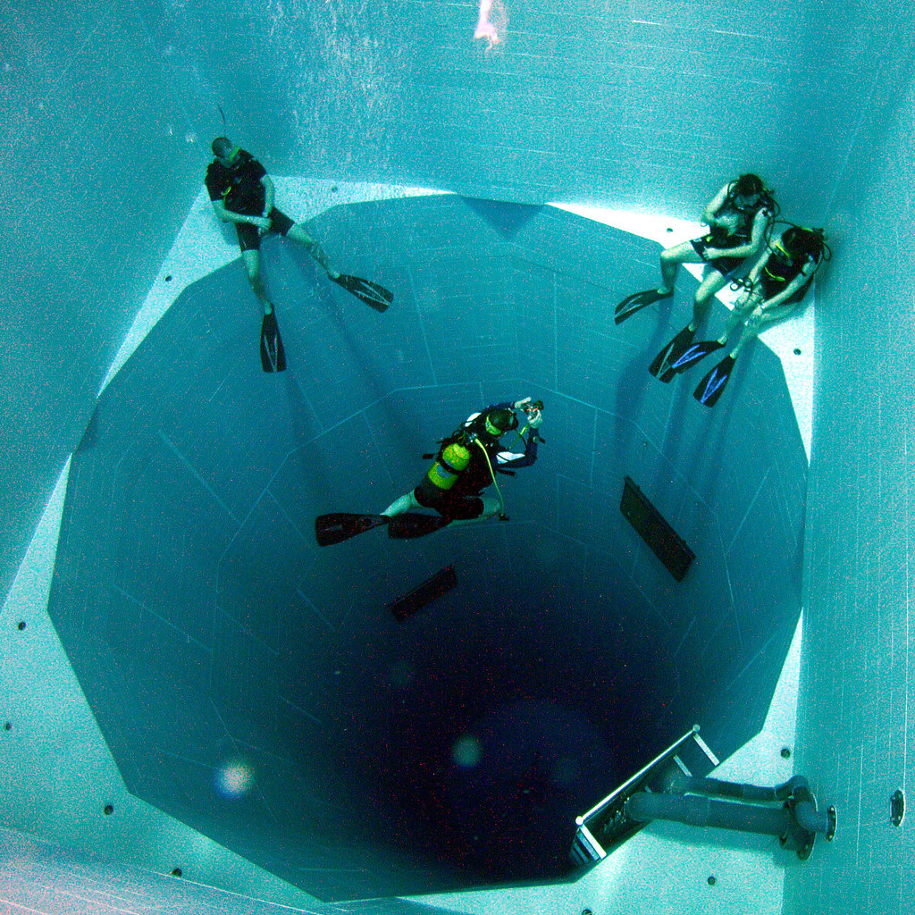 Nemo 33 : Looking into the deep