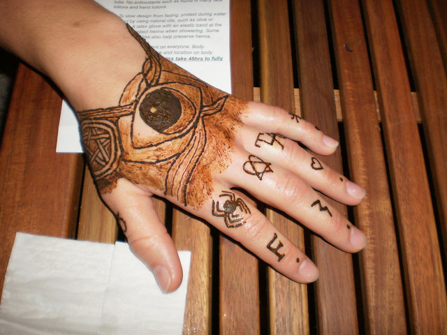 Kat Von D has this eyeball tattooed on her left hand the part that made it 