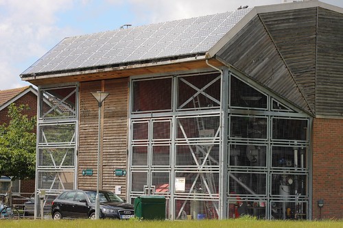 英國永續社區BedZED：滿佈住宅屋頂的不透明與半透明太陽能光電板，搭配CHP所產生的電力，負責驅動社區40部電動車一年的需求（攝影：謝統勝 ）