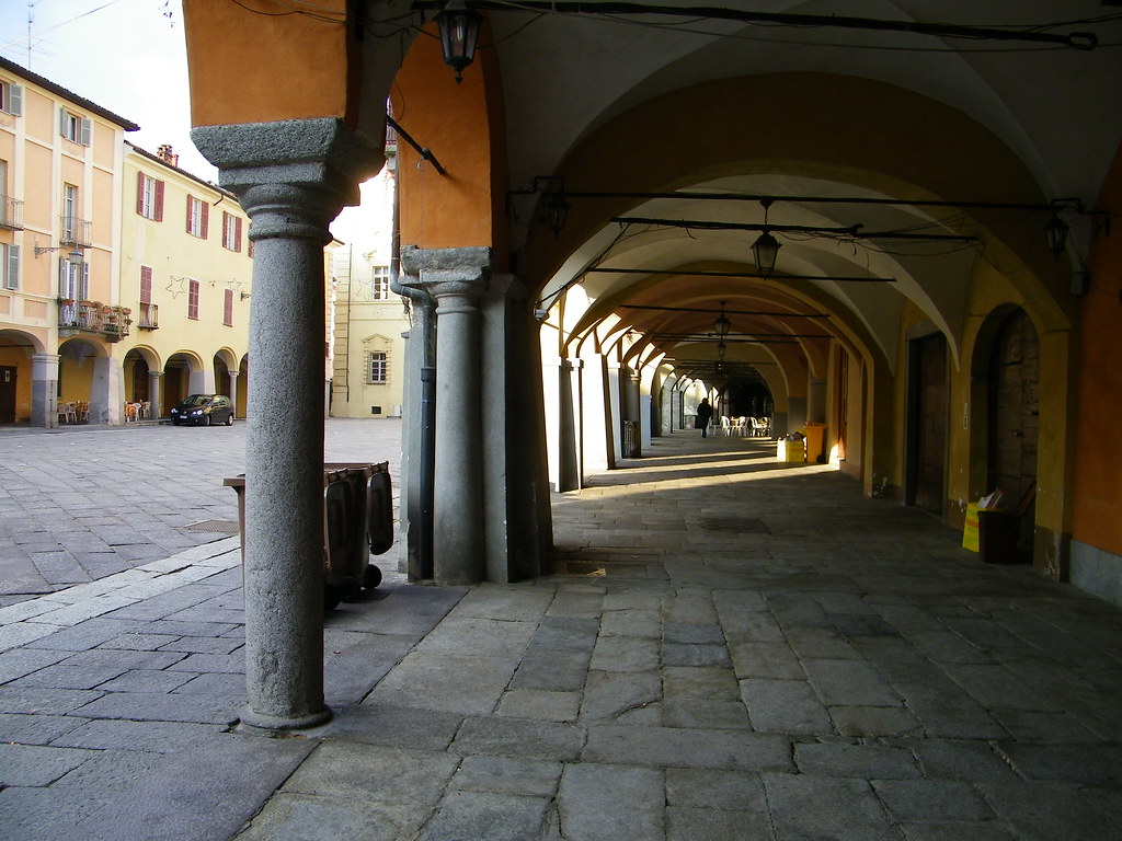 Biella (BI), Piazzo: Piazza Cisterna, portici. ❸