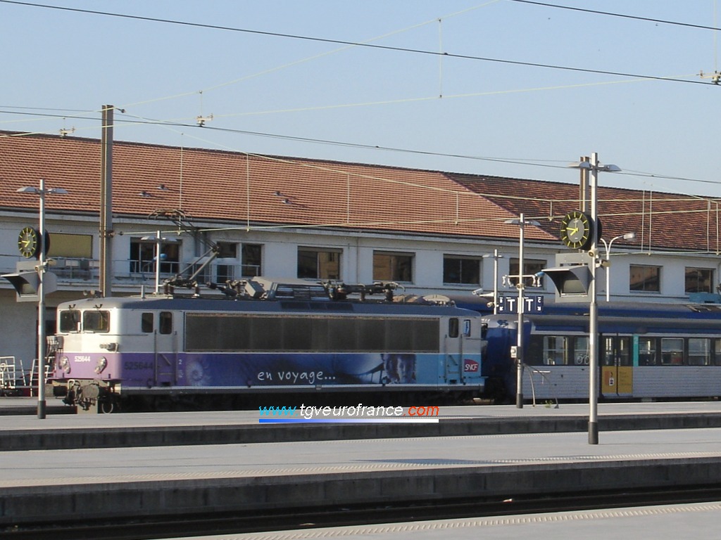 La BB 25644 SNCF en livrée "En voyage" en gare de Marseille Saint-Charles