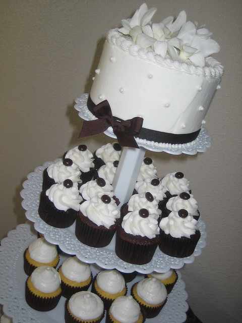 Wedding cupcakes for a gorgeous wedding held on the cliffs of Ocean Beach