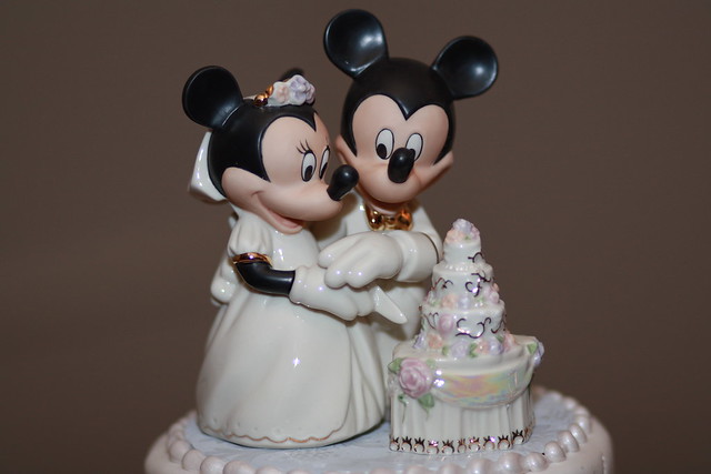 Minnie and Mickey Mouse on Wedding Cake