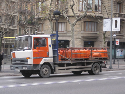 Camió Nissan de repartiment del butà aturat a l'avinguda Diagonal de Barcelona
