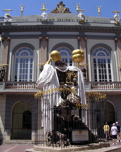 Monument a Francesc Pujols, Teatre-Museu Dalí, Figueres