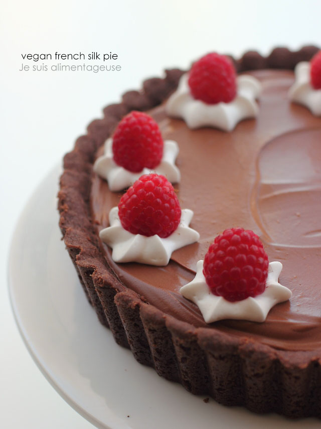 Vegan French Silk Pie. Such delicious. Wow raspberries. Much chocolate. | Je suis alimentagese | #vegan #pie #piday