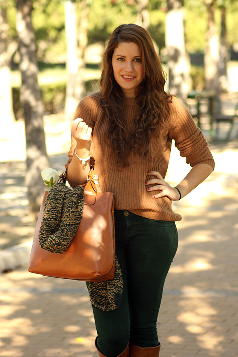 pantalones-verdes-con-jersey-marrón-heelsandroses-(6)