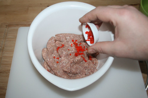 28 - Chili zum Wurstbrät geben / Add chilis to sausage meat