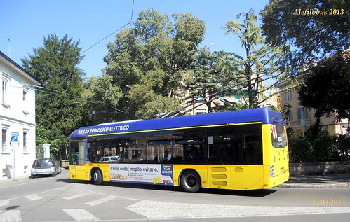 filobus Neoplan n°05 mentre curva in via Giannone - linea 6