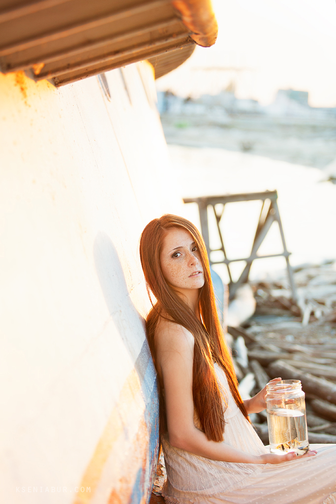 Фотосессия девушки на берегу, летняя фотосъемка, красивая рыжая девушка, рыбки в банке