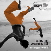 Dos personas saltando con pantalones naranjos #orangeurworld