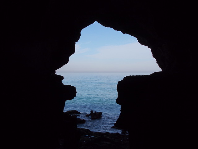 The Cave of HERCULES - 傳說中的大力士洞窟，由棟中向外看去，洞口的剪影類似非洲大陸