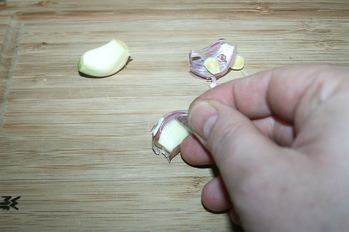 13 - Knoblauch schälen / Peel garlic