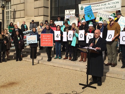 美國環保局6日在華盛頓DC舉辦新電廠碳排限制公聽會，會場外有團體聲援。（圖：Moms Clean Air Force）