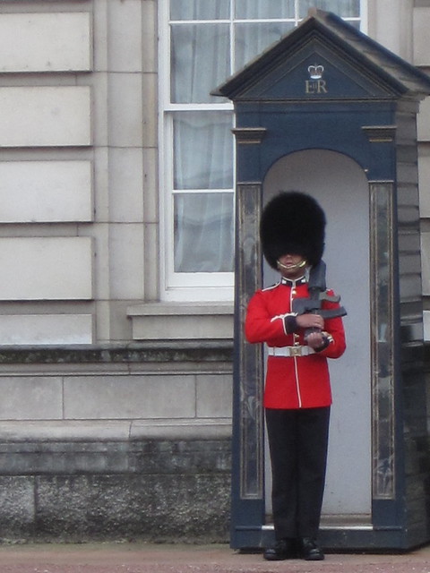 a beefeater guarding Buckingham Palace