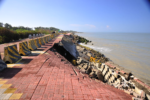 沙灘消失而觀海平台地基也受海潮侵蝕消失@台南黃金海岸