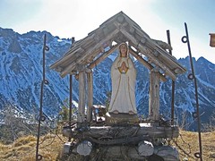 Foto per 18a. La Madonnina sul Col di Caneva, circondata da resti della Grande Guerra.