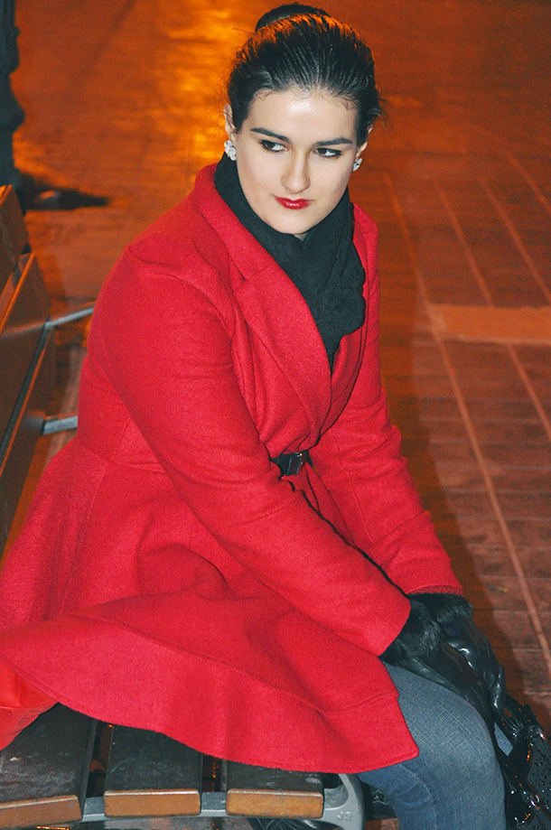 something fashion españa valencia spain blogger influencer streetstyle, ballerina bun how to wear red coat romwe review winter, boots and jeans look collaboration Zara fashionblogs
