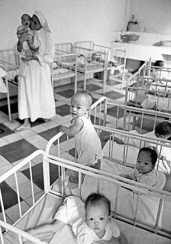 Vietnam 1974 - Trẻ mồ côi lai Mỹ tại một cô nhi viện do các nữ tu phục vụ