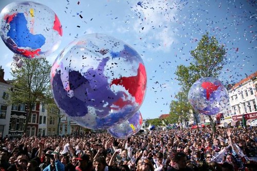 Crowdballs by incredible balloons