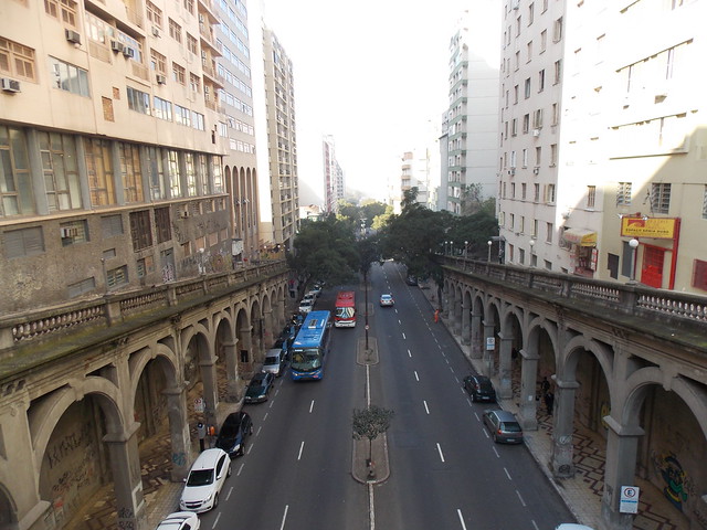 Isso lembra muito os viadutos do centro de São Paulo