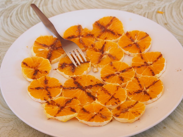 今日午餐-水果一樣是柳橙切片，一樣是撒上了肉桂粉