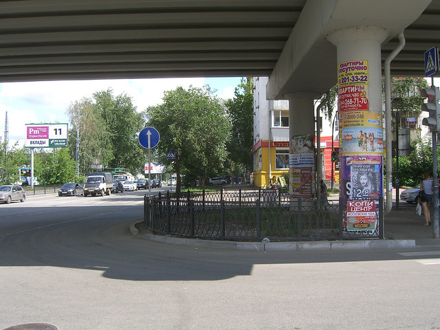 Перекресток Московская-Большакова. Под эстакадой