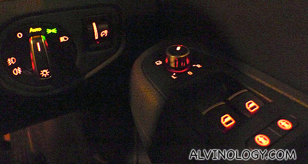 All the buttons are lit, making them easier to locate even when you are driving at night or in a dark tunnel 