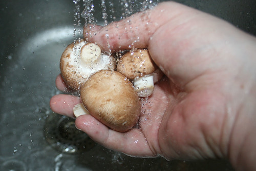 23 - Champignons waschen / Clean mushrooms