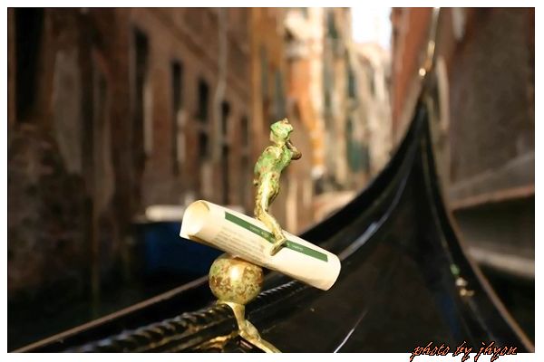 1108878300_威尼斯鳳尾船（貢拉多船）上夾文件的特殊小雕像